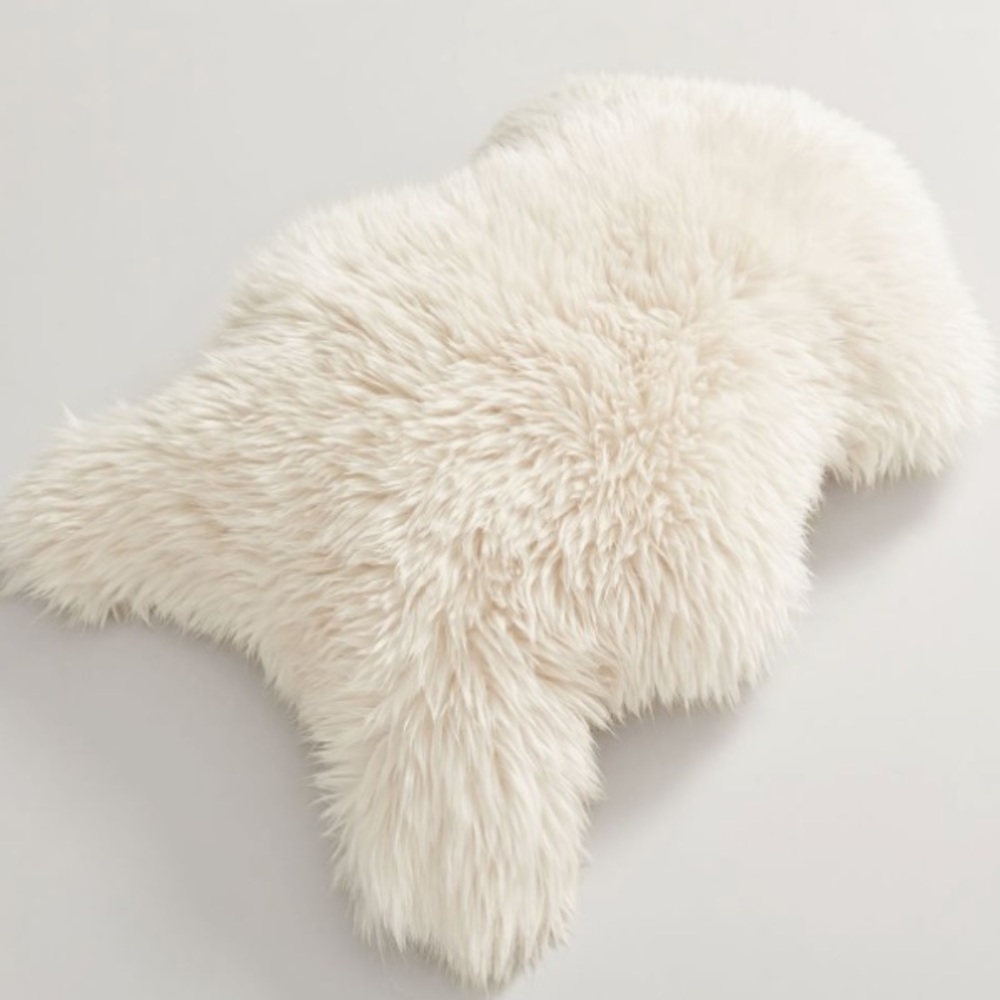 Pottery Barn Ivory Faux Fur Pelt Pet Bed Sold Out New 🐾 - Picture 2 of 3